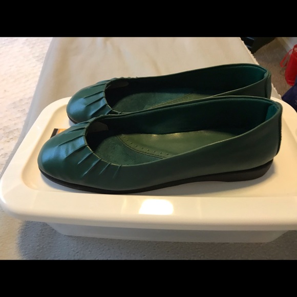 Shoes - Picture 4 of 6